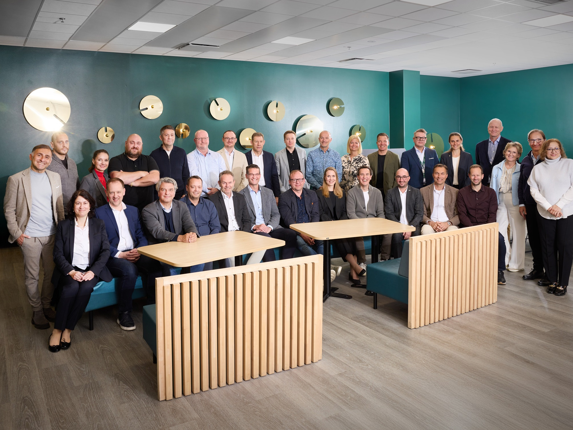 ECD Board Meeting Mai 2025 Eine Gruppe von Menschen posiert für ein Foto.