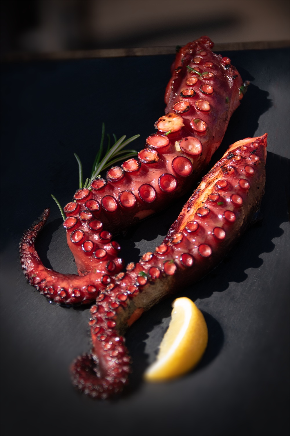 Mermaid Oktopustentakeln Nahaufnahme von Meeresfrüchten und Zitrone