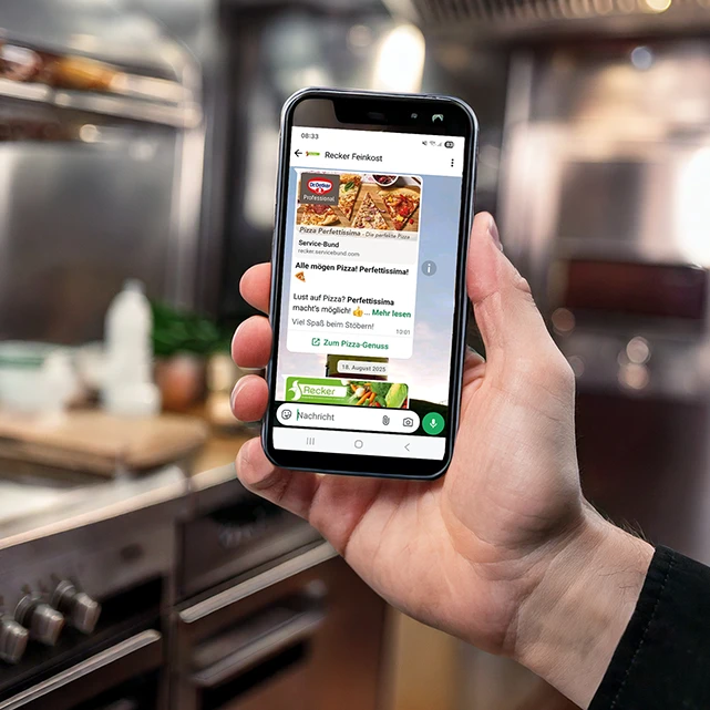 Hand mit Smartphone mit WhatsApp Nachricht