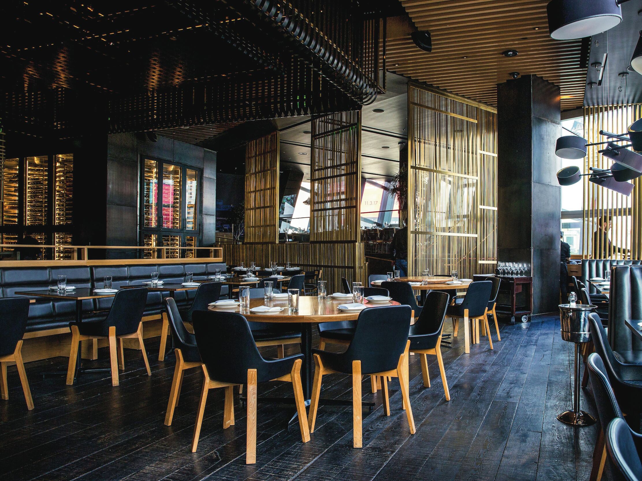 Ein Restaurant mit Tischen und Stühlen.