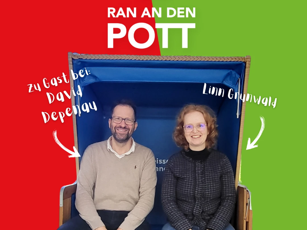 Ran an den Pott mit Linn Grunwald und David Depenau Ein Mann und eine Frau sitzen lächelnd in einem Strandkorb.