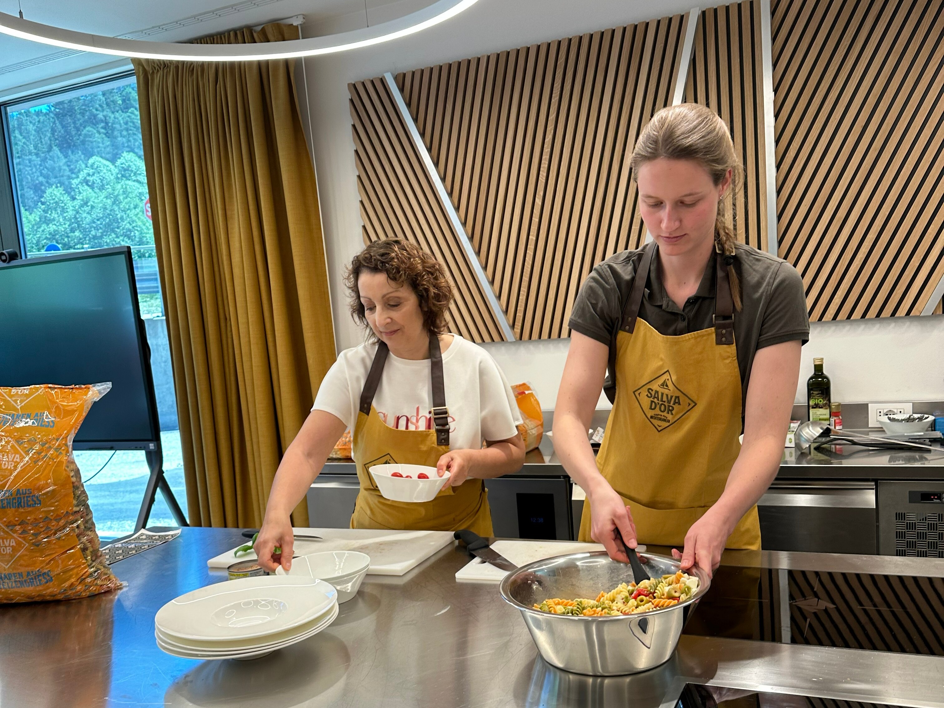 Pasta kochen in Italien Ein See mit Blumen und Bergen im Hintergrund